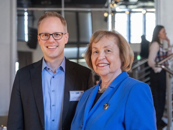 Auf diesem Bild sind der Parlamentarischer Staatssekretär bei der Bundesministerin für Bildung und Forschung Dr. Jems Brandenburg zu sehen, sowie die Präsidentin der Deutschen UNESCO-Kommission Prof. Dr. Maria Böhmer