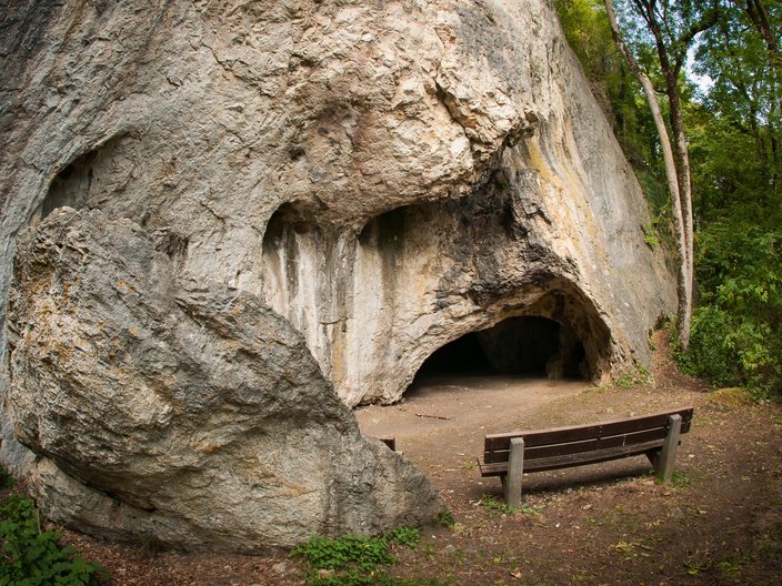 Blick auf den Eingang zur Sirgensteinhöhle im Achtal auf der Schwäbischen Alb