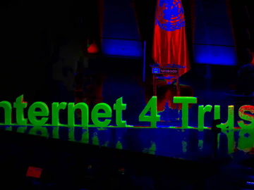 Slogan auf der Bühne der UNESCO Internet for Trust Konferenz 2023