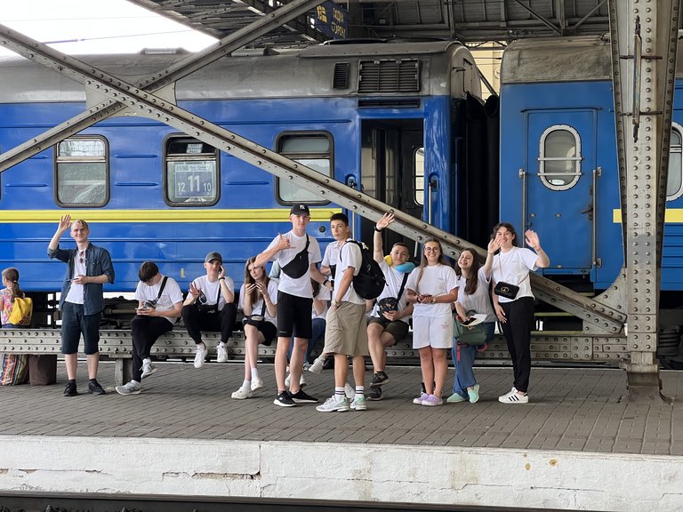 Schülergruppe am Bahnhof