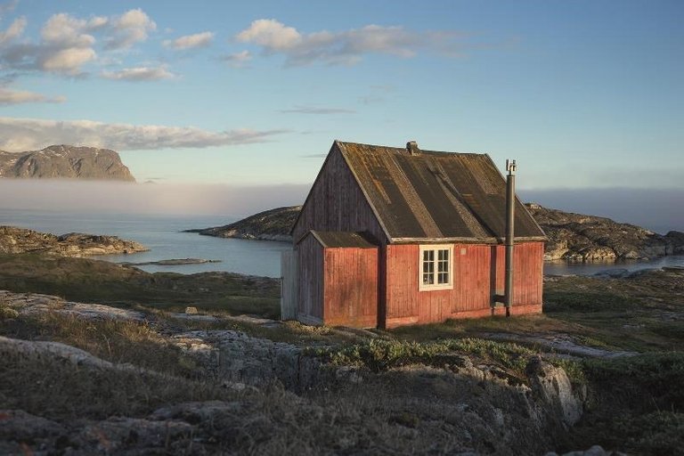 Sommerhaus und Jagdhütte auf der Insel Saqqaq im Westen der Welterbestätte Aasivissuit-Nipisat in Grönland. 