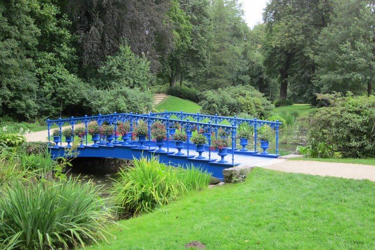 Blick auf die blaue Fuchsienbrücke im Muskauer Park