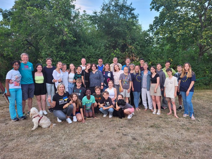 Ein Gruppenfoto der ukrainischen Teilnehmenden und ihren dt. Gastfamilien im Schulgarten.