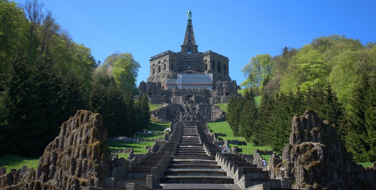 Blick auf eine Treppe und den Aufgang zur Herkules-Statue im Bergpark Wilhelmshöhe in Kassel