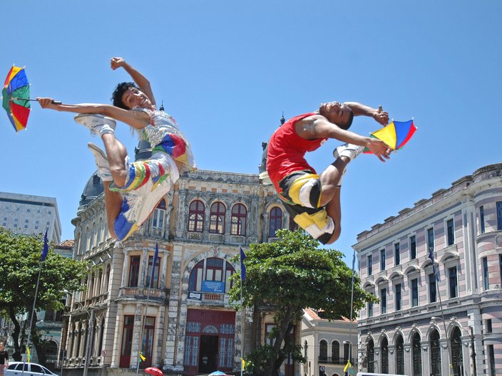 Zwei Tänzer springen beim Frevo in Recife in Brasilien in die Luft