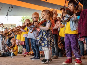 Kinder in Kaustinen, Finnland, die Geige spielen lernen