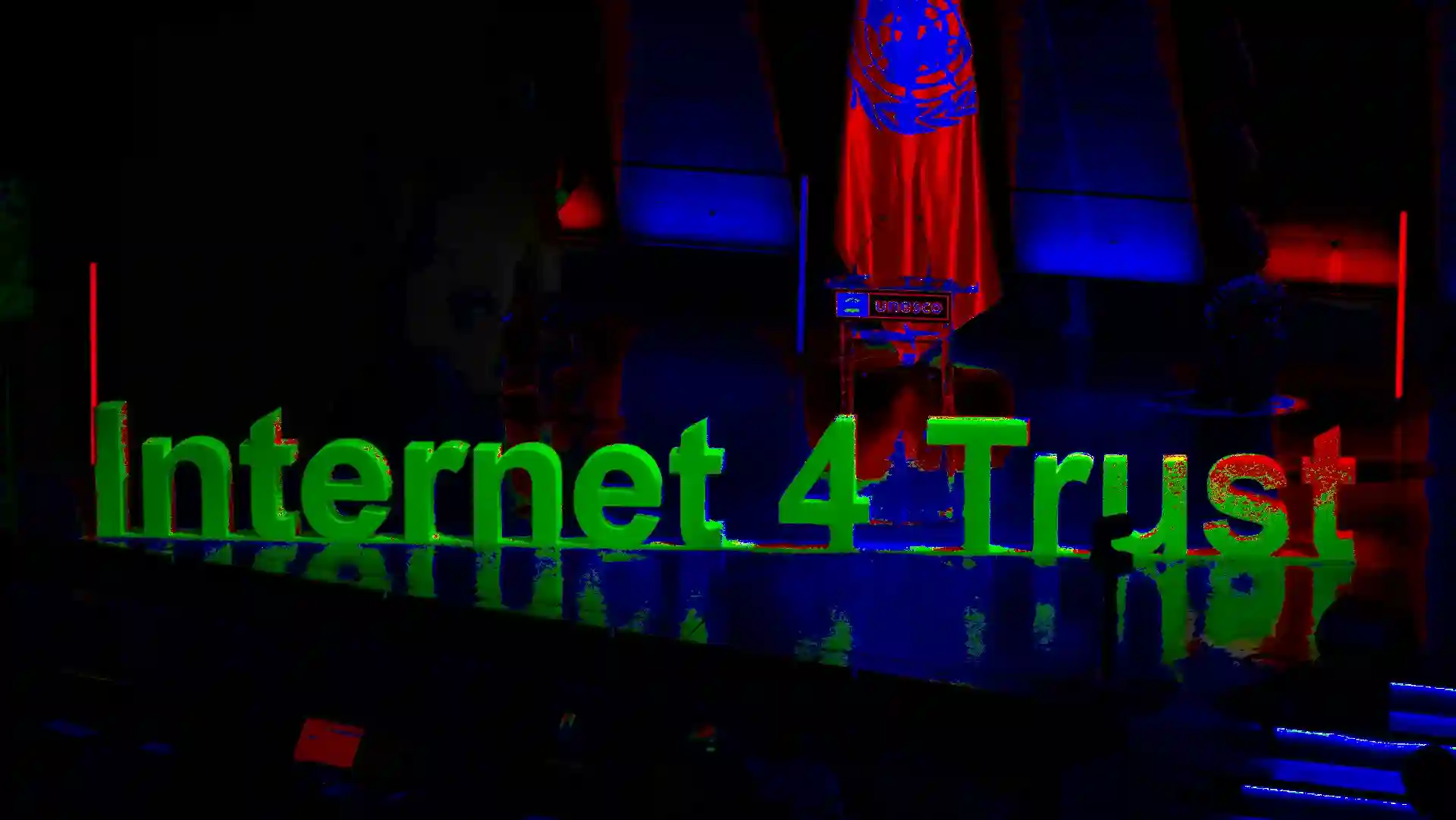 Slogan auf der Bühne der UNESCO Internet for Trust Konferenz 2023